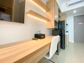 Good Deal and Elegant Studio Vasanta Innopark Apartment By Travelio - Room