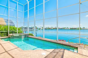 Waterfront hjem m / opvarmet pool, hot tub og anden etage balkon - Pool