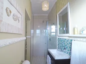 Dolphin Inn Guesthouse - Bathroom