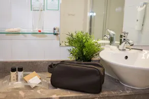 Holiday Inn Manchester West by IHG - Bathroom
