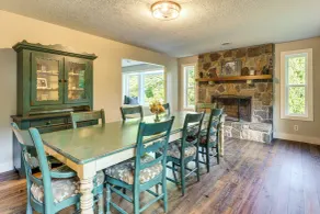 Group-friendly Kingsport Home w/ Game Room, Decks! - Innenbereich