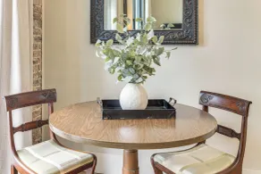 On Dtwn Square! Chic Lawrenceburg Condo w/ Balcony - Interiør