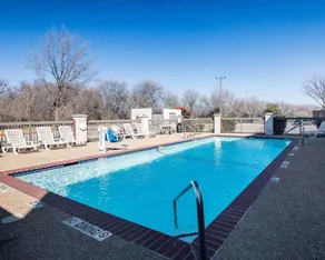 Days Inn by Wyndham Fort Worth North / Fossil Creek - Piscine