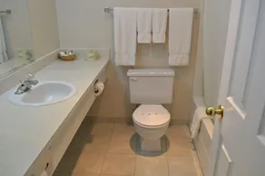4 Pines Motel - Bathroom