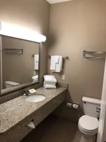 Americas Best Value Inn - Gun Barrel City - Bathroom