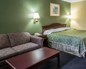 Rodeway Inn & Suites Plymouth Hwy 64 - Habitación