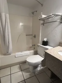 Ramada by Wyndham Effingham - Salle de bain