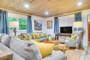 < 1/2 Mi to Lake Burton! Forest-view Sanctuary - Innvendig