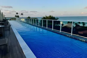 Flat com piscina privativa a 30 metros da praia - Piscina