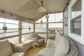Walk to Public Beach: Bayfront Jersey Home w/ View - Interiør