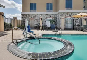 Holiday Inn Express & Suites San Antonio - Brooks City Base by IHG - Basseng