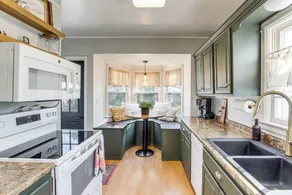 Updated & Charming! Waterloo Home w/ Patio - Interiör