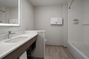 Holiday Inn Express & Suites Linden - Newark South by IHG - Badeværelse