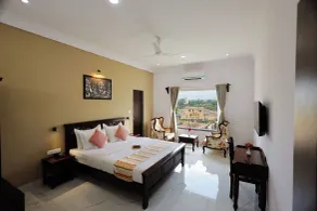 Revaas Pure Veg Lake View Hotel - Zimmer