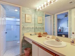 Sailmaker 203 Lovely 2BR Oceanfront | Patio | Pool - Salle de bain