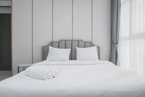 Modern and Comfort Stay 2BR at Ciputra International Apartment By Travelio - Værelse