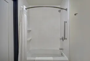 Holiday Inn Grand Rapids North - Walker by IHG - Bathroom