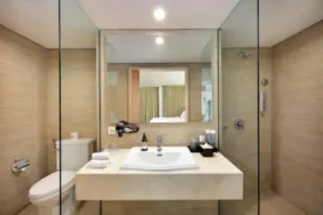 Harper Kuta Hotel by ASTON - Baño