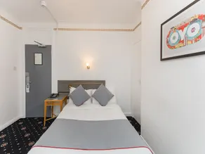 OYO Stade Court Hotel - Room