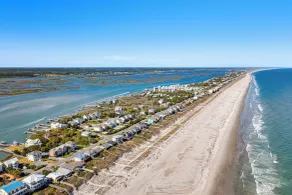 Oceanfront Gem w/ Rooftop Deck: Steps to Sand - Intérieur