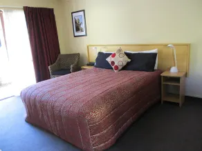 Alhambra Oaks Motor Lodge - Zimmer