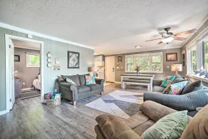 Lakefront Hideaway w/ Dock, Kayaks, Fire Pit! - Innenbereich