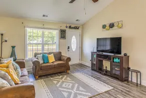 6 Mi to Dtwn Conway! Quiet Family Getaway w/ Patio - Innenbereich