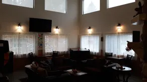 Pleasant Moose Lodge - Lobby sitting area