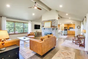 Kansas Gem w/ Fire Pit & Views: 10 Mi to Dtwn! - Innenbereich