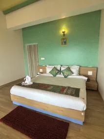 Adrushya Estates Luxury Suites, Mukteshwar - Zimmer