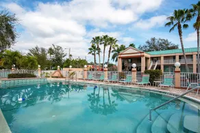 Econo Lodge Inn & Suites Clearwater Central - Pool