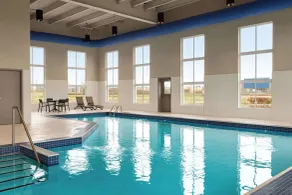 Microtel Inn & Suites by Wyndham Boisbriand - Piscine