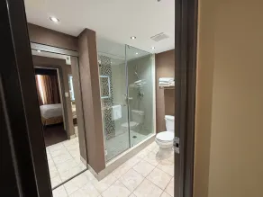 Quality Inn & Suites Regina Downtown - Bathroom
