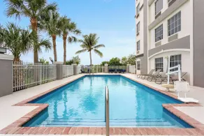 La Quinta Inn & Suites by Wyndham Ft. Pierce - Piscine