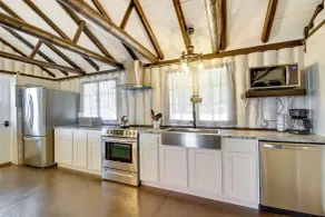 Lakefront Motley Cabin w/ Private Deck + Dock! - Innvendig