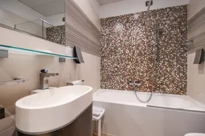 Hotel City - Bathroom