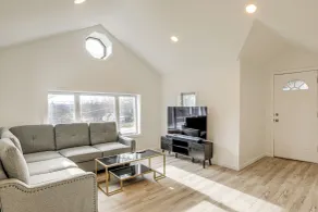 Pet-friendly Home w/ Lake Views & Deck! - Intérieur