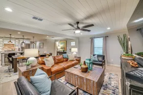 3 Mi to Lake Ray Roberts: Luxe Pilot Point Home - Innvendig