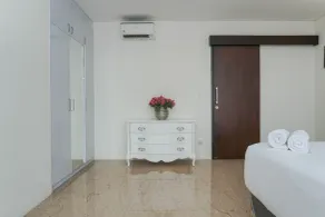 Luxury Design 1BR L'Avenue Apartment near Pancoran By Travelio - Habitación