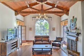 'The Castle' Hacienda Heights Home w/ Patio & Pool - Interiör