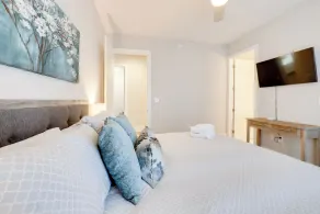 Luxury Downtown Loft - Balcony and Rooftop Bar! - Room