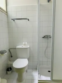 Central and Basic Universitat for YOUNG HOSTEL - Baño
