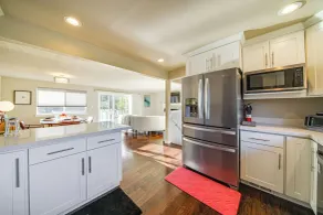 Lakefront Gem: Balcony, Fire Pit & Yard in Everett - Interiör