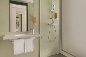 Super 8 by Wyndham Mainz Zollhafen - Bathroom