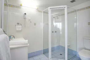Sails Apartments - Bathroom