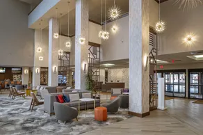 Crowne Plaza Hotel St. Louis Airport by IHG - Coin salon dans le hall