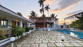 King of Kings by iLiF Hotels - Piscine