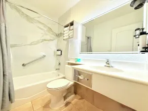 Anaheim Islander Inn and suites near Park and Convention center - Bathroom