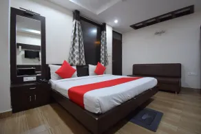 Super Collection O Kampoo Tiraha Road Formerly Siddhi Vinayak - Room