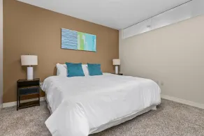 2BR Downtown Apartment with Gym & Deck - Habitación